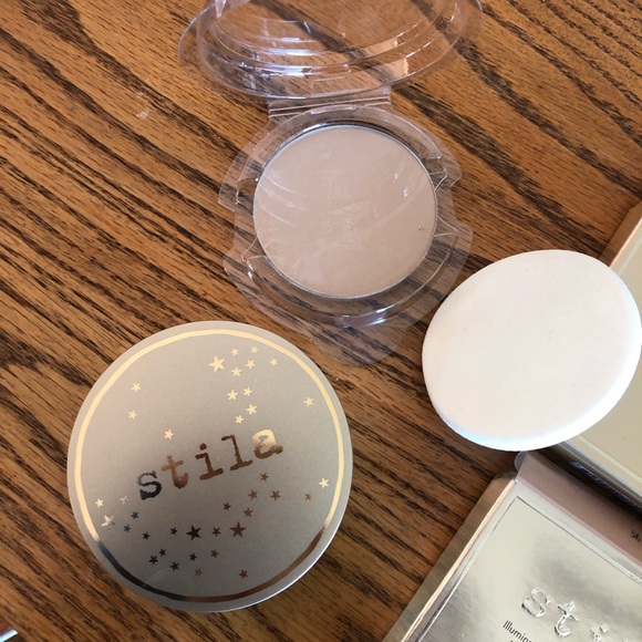 Stila illuminating powder foundation - Picture 3 of 11